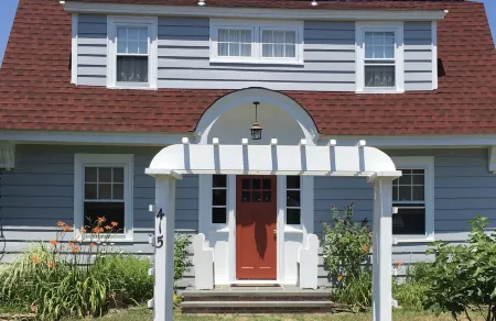 Adorable cottage with short walk to beautiful ocean beaches and nature trails.