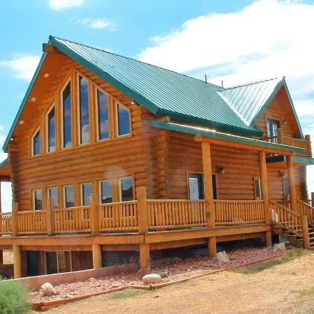 Red Rock Ranch Log Cabin: Large, Fully Furnished, 5 Bdr, sleeps 12, 3 levels