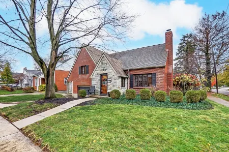 Gorgeous retreat in Dayton OH with private fenced yard. Отели рядом с достопримечательностью «Дейтонский университет»