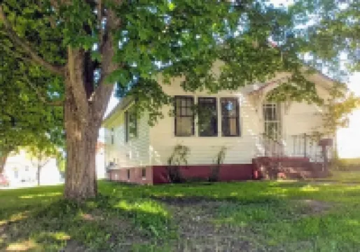 2-bedroom newly remodeled house in Iron River with WiFi & a big yard. 艾昂縣住宿飯店