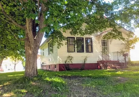 2-bedroom newly remodeled house in Iron River with WiFi & a big yard.