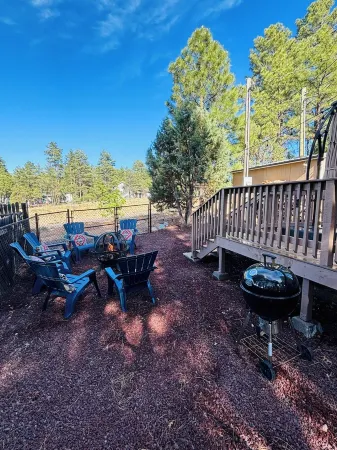 “Beary” cozy cabin in Show Low pines! Отели в г. Шоу Лоу