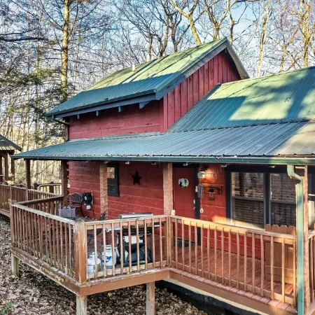 Cozy Cabin w/ 2 King Beds, Fireplace, Hot Tub, Foosball, Arcade and BBQ!