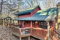 Cozy Cabin w/ 2 King Beds, Fireplace, Hot Tub, Foosball, Arcade and BBQ! - ชาเลต์