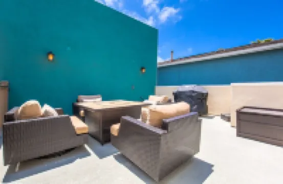 Super Nice Beach Place -Large Private Deck- Garage Parking-1 block to beach