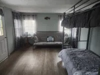 Charming 3-bedroom cabin in delightful Stockton with WiFi, AC,