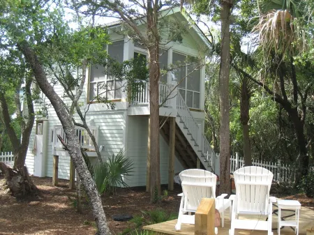 EXCEPTIONAL HOME, WALK TO: E BEACH, MIKE'S BITES, SHOAL'S, COMMON & CONSERVANCY