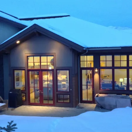 5-Star Craftsman Style Home - Contemporary Decor, Open & Sunny Floor Plan