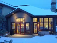 5-Star Craftsman Style Home - Contemporary Decor, Open & Sunny Floor Plan