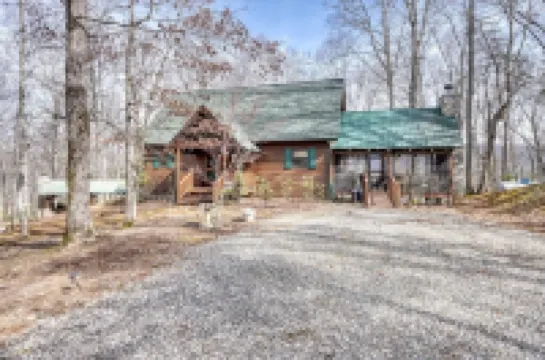 Deer Foot - Private 3Br Cabin, Sleeps 6, Hot Tub, Wood-Burning Fireplaces