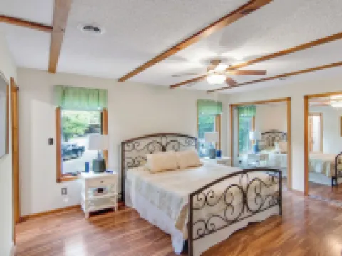 Golf Course Getaway: XL Cabin w/ Hot Tub, Pools, Beaches, Game Room, King Bed 萊克酒店