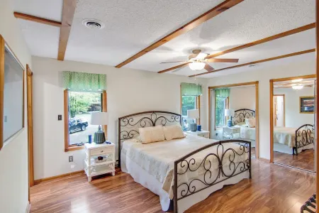 Golf Course Getaway: XL Cabin w/ Hot Tub, Pools, Beaches, Game Room, King Bed