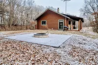 Westby Hideaway: Charming & Cozy 2-Bedroom Cabin on a Peaceful Dead-End Road.