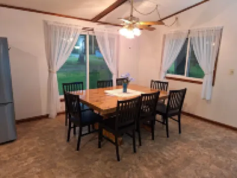 Lake Buffalo home, large lot, pet friendly 馬凱特縣酒店