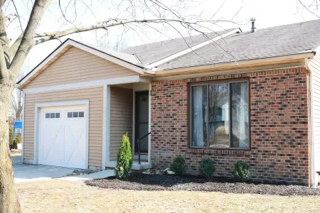 Charming 2-Bed House w/ King Bed & Garage in Grove City, Mins from 71 & Columbus