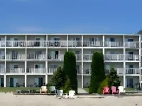 Breakers Resort - Lakeside Hotels in Saint Ignace