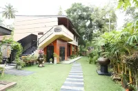 Edwin's Airport Garden