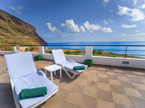 GUACIMARA - Spectacular views, private heated pool, sauna, natural beach, relax. Отели в г. Санта-Крус-де-Тенерифе