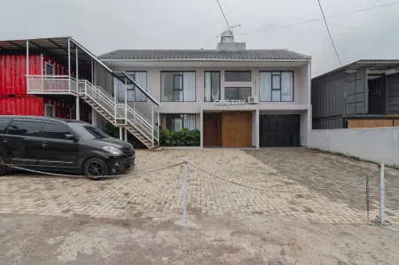 RedDoorz Plus Near Lembang Park & Zoo Отели рядом с достопримечательностью «Taman Kupu-Kupu Cihanjuang»