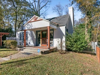 Airport Oasis Cottage