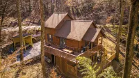 Charming 2-bedroom cabin close to Bryson City with AC, WiFi, Hot tub