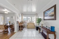 Private Sarasota Pool Home. Close to Beaches. Fenced Yard. Pet Friendly