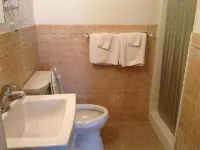 New Sea Breeze Motel - Motels