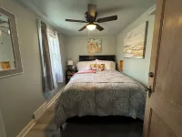 Cozy cottage with firepit, in walking distance to beach and the town!