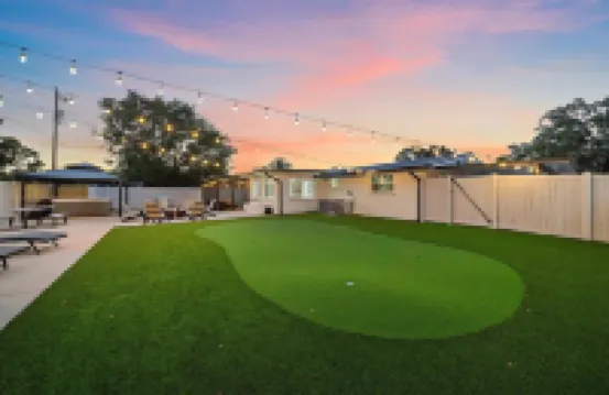 Putt 'n Plunge Paradise: 3/2 House 10 Mins to Downtown & 15 Mins to Lido Beach