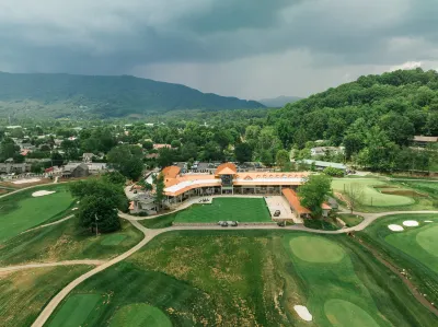 Waynesville Inn and Golf Club, Tapestry Collection by Hilton فنادق في Waynesville