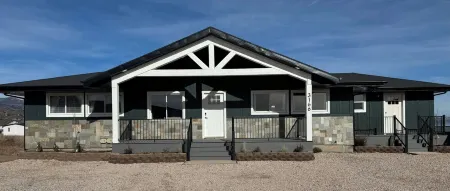 6 bedroom sleeps 22, Hot tub, and gorgeous view of Bear Lake, lots of amenities