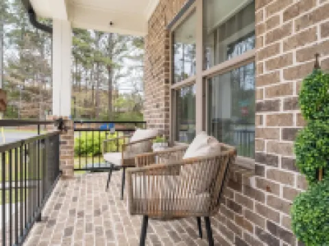 Kennesaw Charm-3 Min to Downtown & Pet Friendly! Hotels in Kennesaw