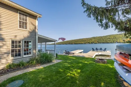 Keuka Waterfront 2-Bedroom Cottage with Wi-Fi and AC. Sleeps 6