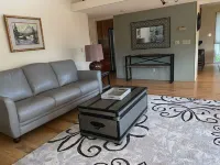 Walking distance to downtown attractions and grocery store and coffee bakery.