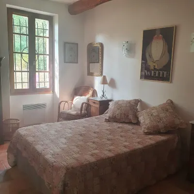 Charming apartment in a Provencal country house, private beach, riverside