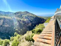 Quiet apartment with stunning mountain, river and sea views