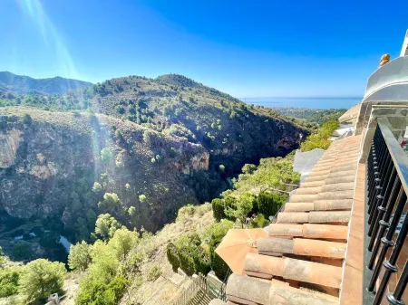 Quiet apartment with stunning mountain, river and sea views