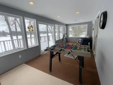 Beautiful Lake House & Spacious 4 BR