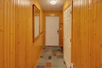 Bretton Woods Condo- cozy fireplace and private deck, relaxing yet near it all! Hotel a Carroll