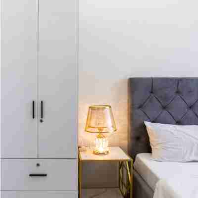 Stunning Suite with Balcony - near MOA Rooms