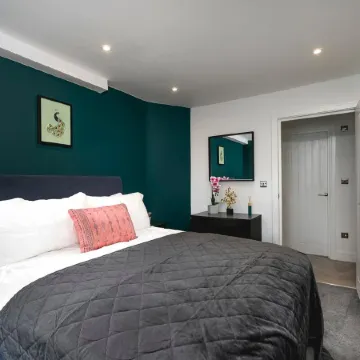 Bright Spacious Condo Free Parking 5Min to Beach