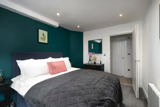 Bright Spacious Condo Free Parking 5Min to Beach