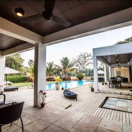 Frangipani by Hireavilla- Luxury Estate in Alibaug Отели рядом с достопримечательностью «Алибаг Бич»