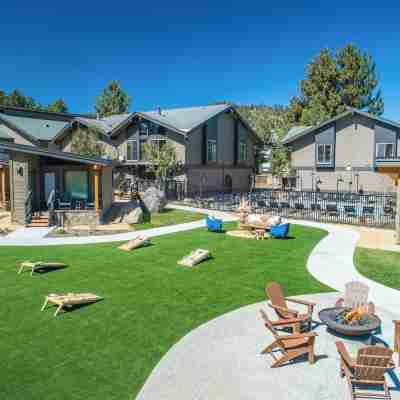 Outbound Mammoth Hotel Exterior