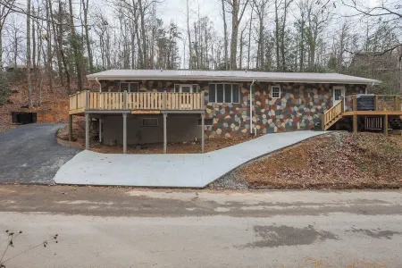 Fabulous 3Bed 3 bath Cottage Pool Hot tub Games