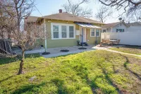 Stunning 3 Br Home Near DT Alamodome - Riverwalk Hotels near H-E-B