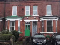 Grand 4-Bed Quasi Semi House in Manchester Hotels in Trafford