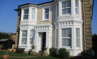 Lovely Spacious 3 Bedded First Floor Apartment