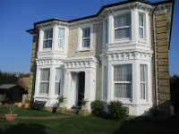 Lovely Spacious 3 Bedded First Floor Apartment Hotel dekat Binstead Methodist Church