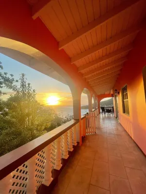 Immaculate 3 Bed Villa Overlooking Admiralty Bay - Homestays